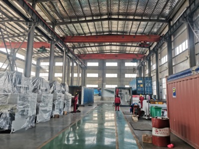 Hvordan håndterer denne store bøyemaskinen kronekompensasjon for nedbøyning over hele bøyelengden?